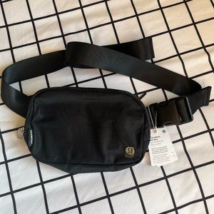 Lululemon Everywhere Belt Bag (NWT)